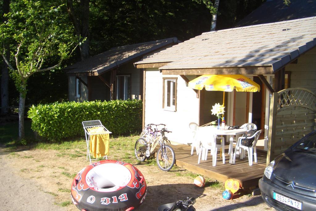 Beau-Rivage Du Lac De Pareloup Hotell Salles-Curan Exteriör bild